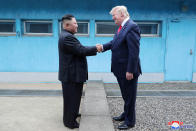 El presidente estadounidense Donald Trump estrecha la mano del líder norcoreano, Kim Jong-un en la zona desmilitarizada que separa las dos Coreas, en Panmunjom. <br><br> Foto: KCNA via REUTERS