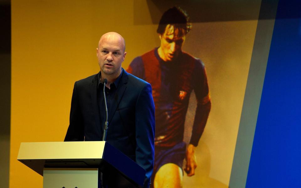 Jordi Cruyff makes a speech at a service for his father - Jordi Cruyff: 'I tried Beckham's Wimbledon chip in the same game but it did not work' - Lluis Gene/AFP