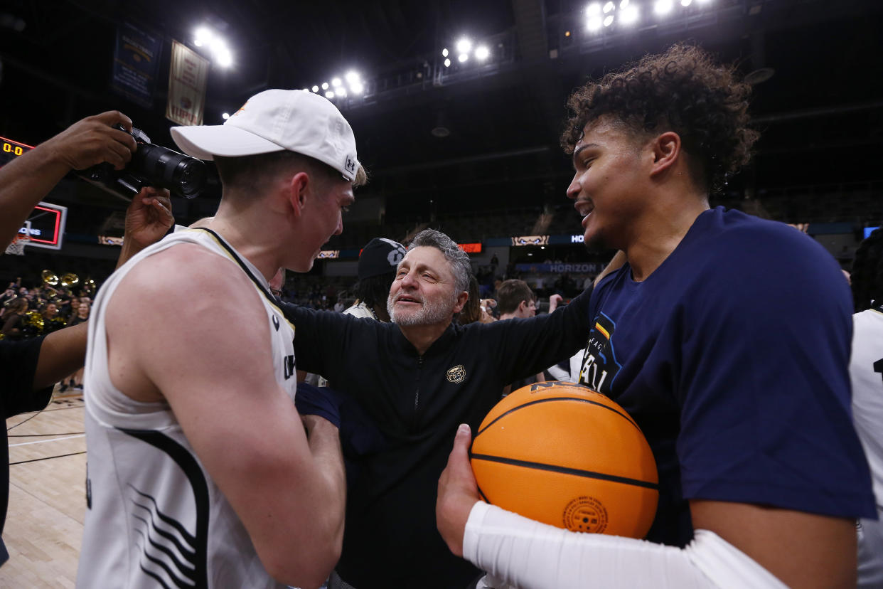 Oakland head coach Greg Kampe celebrates with leading scorers Blake Lampman (left) and Trey Townsend (4) after winning the men's Horizon League title on March 12. (Jeffrey Brown/Icon Sportswire via Getty Images)