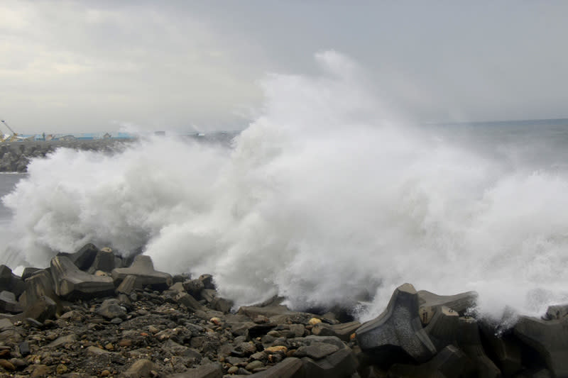 颱風瑪娃接近，台東沿海激起10米高浪花。（中央社）