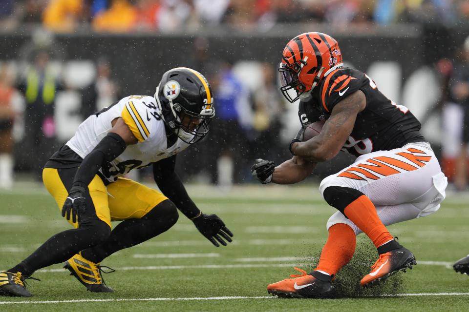 El running back de los Bengals de Cincinnati Joe Mixon es derribado por el safety de los Steelers de Pittsburgh Minkah Fitzpatrick en la primera mitad del partido del domingo 11 de septiembre de 2022, en Cincinnati. (AP Foto/Jeff Dean)