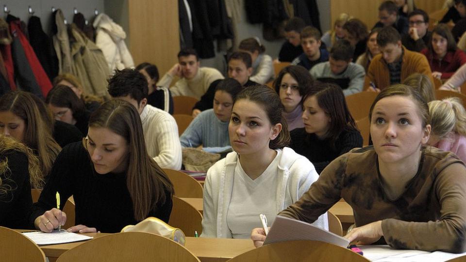 Estudiantes en un salón de clase.
