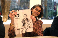 Juste après avoir défilé pour Loewe, Kaia Gerber a filé, non pas sur un autre podium, mais au concept store The Broken arm pour une séance de signatures. Non pas de son autobiographie mais de l’édition spéciale Iconography du très pointu magazine I-d dont elle fait la couverture. ©Getty Images