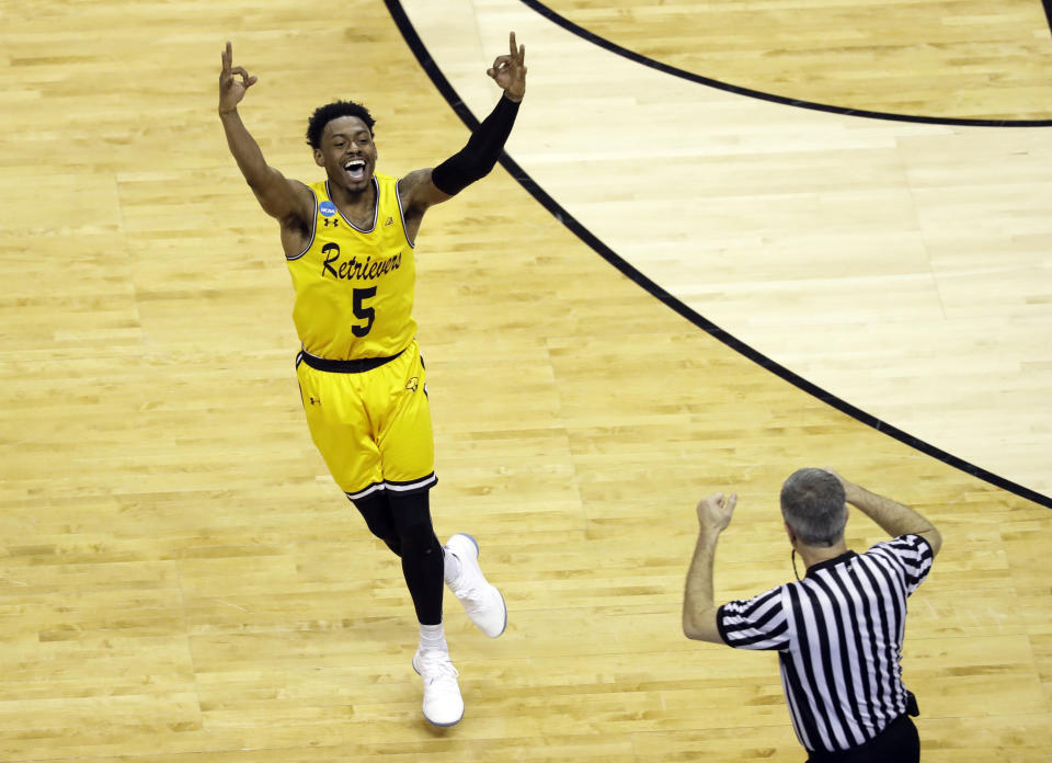 UMBC’s Jourdan Grant celebrates as his Retrievers pulls away from top-ranked Virginia. (AP Photo/Chuck Burton)