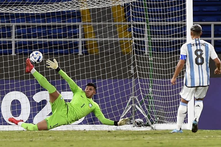 La jugada que pudo modificar el rumbo del juego con Brasil: con el resultado 0-1, Mycael detiene el penal de Gino Infantino.