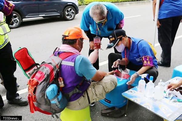 一群信仰媽祖又有醫療專業護理及救護人員組成的團隊，沿途解決信徒們各種需要的醫療服務。（記者方一成攝）