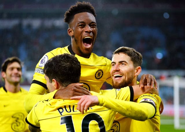 Callum Hudson-Odoi celebrates with Jorginho and Christian Pulisic 