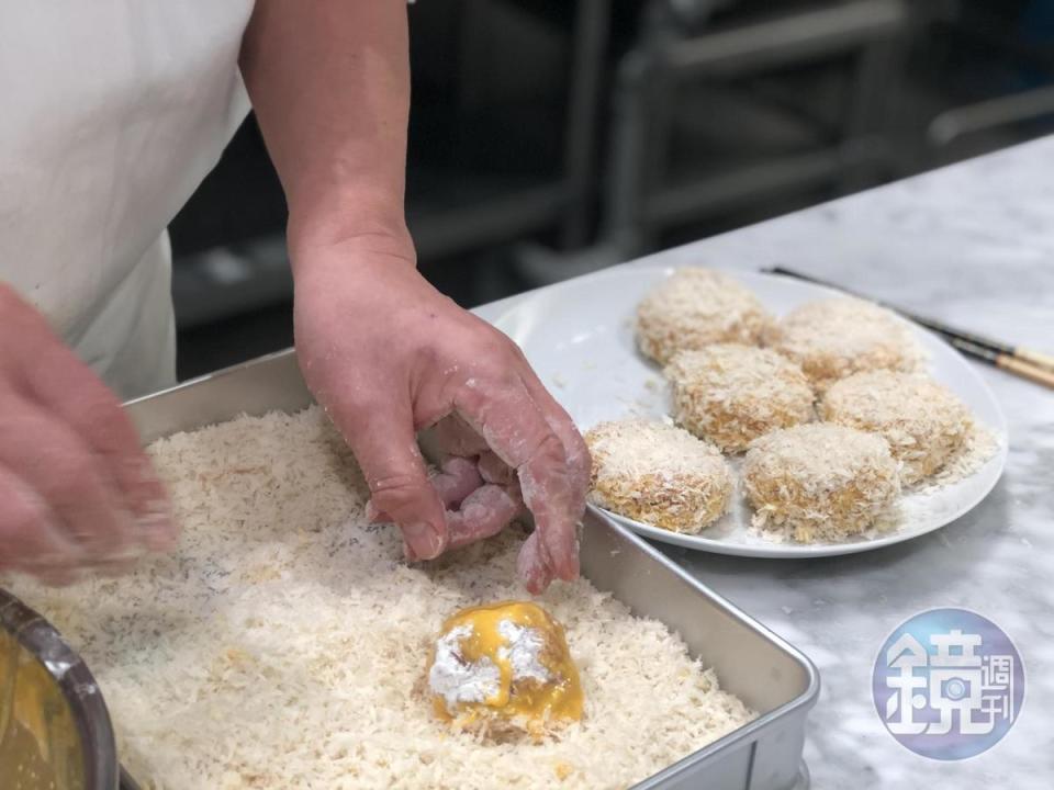 將沾裹蛋液的肉球輕柔滾上日本產粗粒麵包粉。