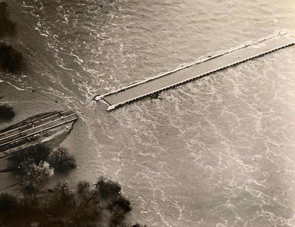 Flooding at the Beeline Highway bridge in 1980.