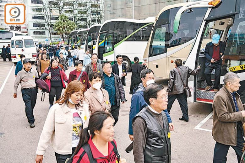 通關後訪港的內地客，不少為參加低價鴨仔團的中老年人。