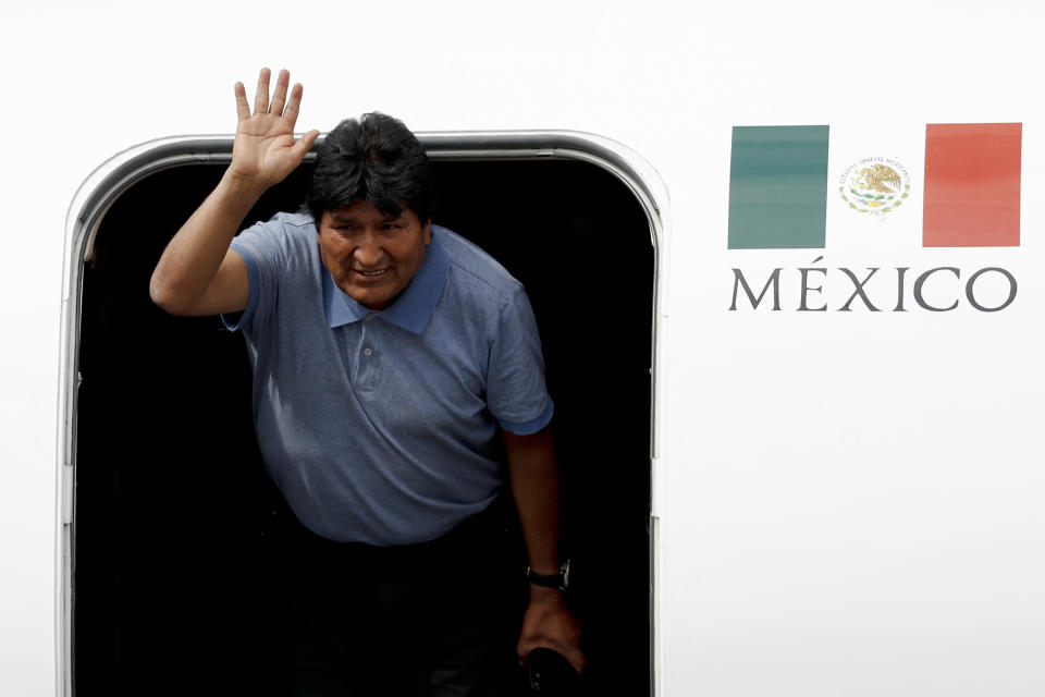 Evo Morales saluda a su llegada a Ciudad de México, el martes 12 de noviembre de 2019. México le otorgó asilo, después de que Morales renunciara a su cargo presionado por el ejército y protestas tras los comicios presidenciales del 20 de octubre. (AP Foto/Eduardo Verdugo)