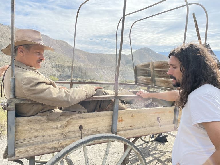 Viggo Mortensen y el director Lisandro Alonso durante el rodaje de Eureka