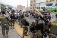 Oficiales de policía montan guardia frente a la penitenciaría policial de Barbadillo, donde se reúnen los partidarios del destituido presidente peruano Pedro Castillo después de haber sido detenido tras un juicio político que lo sacó del cargo, en Lima, Perú