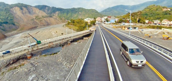 南橫公路位於高雄市六龜區新的寶來一橋（右）已經完工，舊橋（左）即將拆除。（姚志平攝）