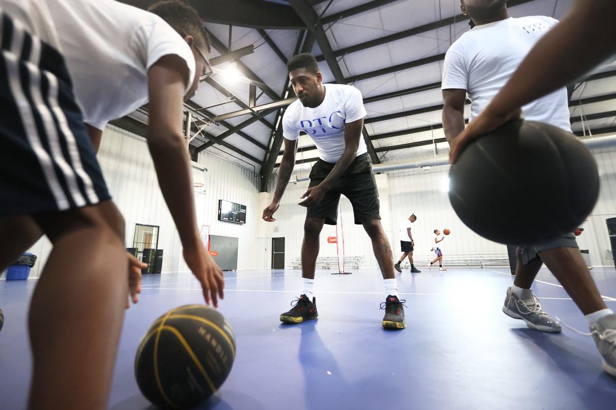 LeMoyne-Owen coach Bonzi Wells hires former Memphis basketball star Willie  Kemp as assistant