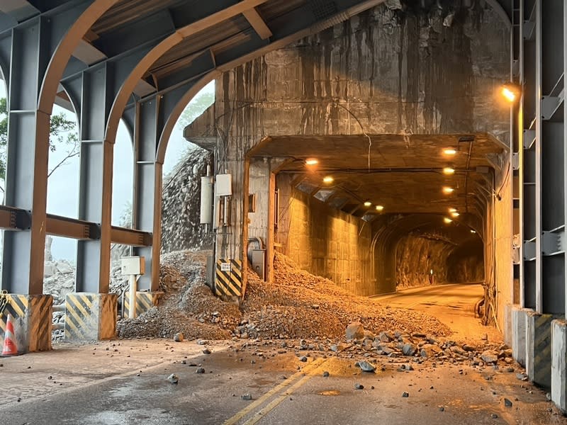 地震後又逢大雨  蘇花公路多處崩坍 花蓮強震土石鬆動，秀林鄉22日下午豪雨，蘇花公路 除台9丁線65.5K土石泥流，另有台9線158.3K崩坍、 159.3K大清水明隧道、13號隧道接縫破口處落石及 160.6K匯德休憩區土石流，造成道路阻斷，車輛無法 通行。 （公路局提供） 中央社記者李先鳳傳真  113年4月22日 