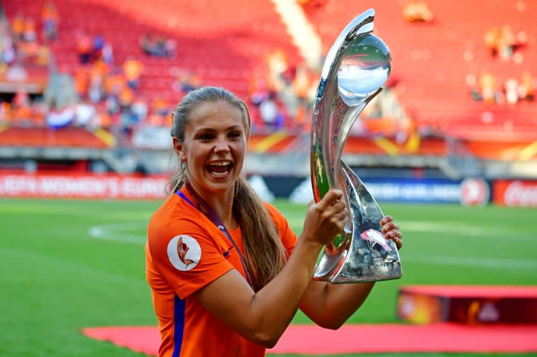 Lieke Martens holds the trophy after the Netherlands won the Euro-2017 (Tobias SCHWARZ)