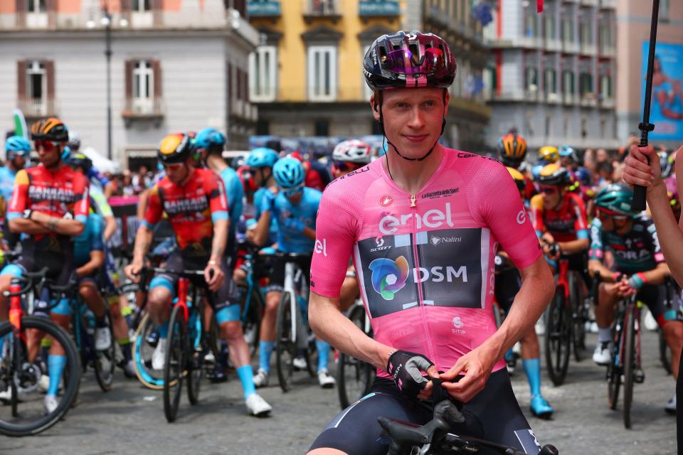 Andreas Leknessund in the pink jersey