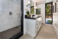 <p>Another bathroom. (Photo: <a href="http://bit.ly/1UCMKf2" rel="nofollow noopener" target="_blank" data-ylk="slk:Sotheby’s International Realty via Catherine Marcus;elm:context_link;itc:0;sec:content-canvas" class="link ">Sotheby’s International Realty via Catherine Marcus</a>, shot by Mark Lee)</p>