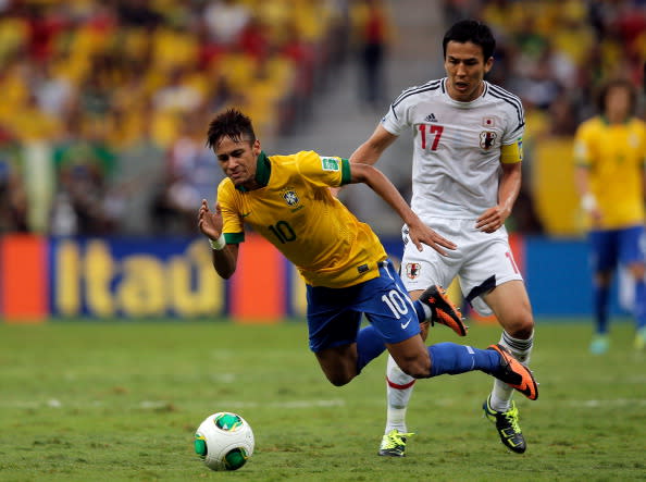 BRASILIA, BRAZIL - JUNE 15: Makoto Hasebe of Japan challenges Neymar of Brazil during the FIFA Confederations Cup Brazil 2013 Group A match between Brazil and Japan at National Stadium on June 15, 2013 in Brasilia, Brazil. (Photo by Dean Mouhtaropoulos/Getty Images)