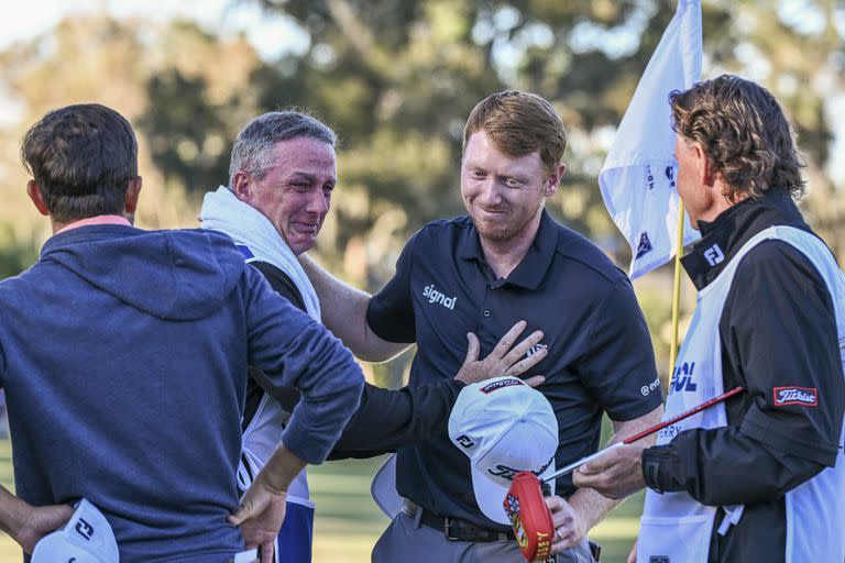 Hayden Springer es contenido por su caddie, que no aguanta la emoción: un momento especial en el green del 18 del TPC Sawgrass