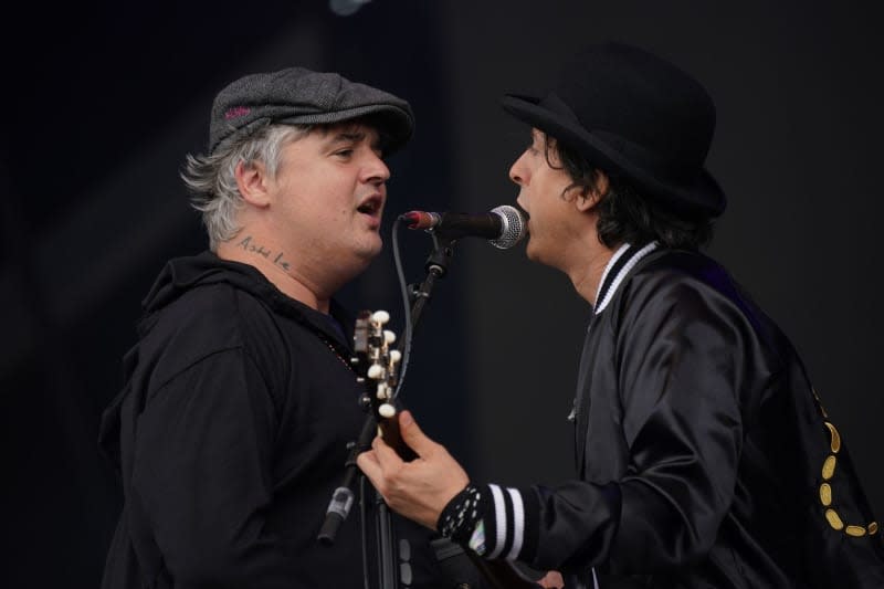 Pete Doherty (l) and Carl Barrat of The Libertines on the Other Stage during the Glastonbury Festival at Worthy Farm in Somerset. Yui Mok/PA Wire/dpa