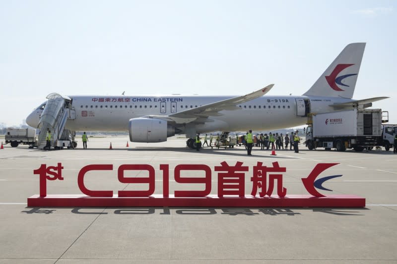 <cite>2023年5月28日，中國國產的C919大型客機完成首次商業航班飛行任務。（美聯社）</cite>