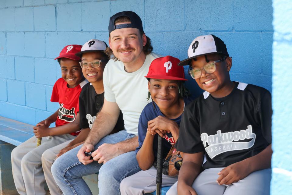 Morgan Wallen with Parkwood baseball players in Nashville, Tenn.