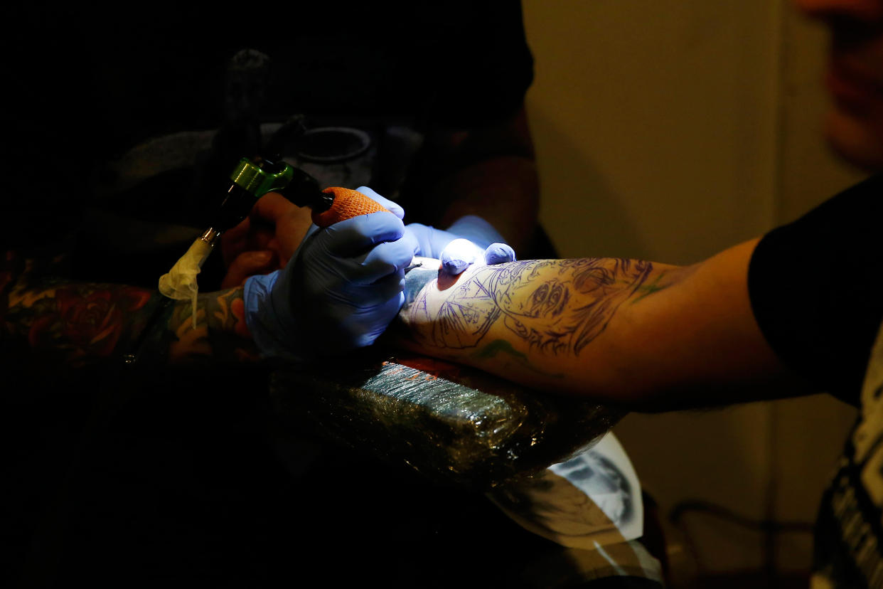 Die meisten Tattoos sind ziemlich individuell. Mit den Tattoos von Phil Berge hat man jedoch die Möglichkeit, Teil eines größeren Projekts zu werden. (Symbolbild: AP Photo/Antonio Calanni)