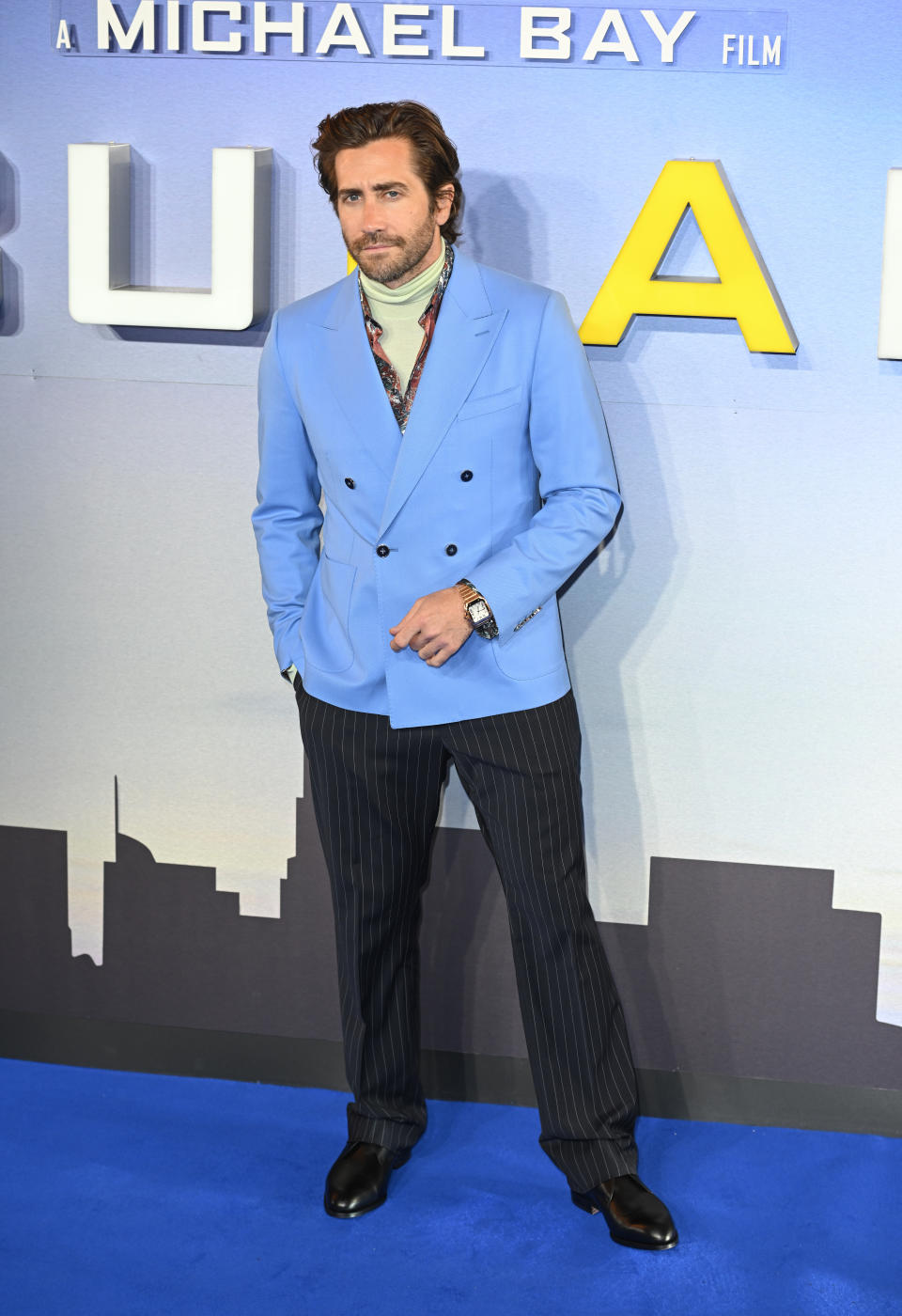 <p>Dolce & Gabbana está detrás de este estilismo que escogió para una proyección de 'Ambulance. Plan de huida' (2022) en Londres. "El azul ofrece un cierto sentido formal y discreto sin ser completamente serio como el negro, y en tonalidades más claras da un look fresco y sencillo", revela GQ. (Foto: Jeff Spicer / Getty Images)</p> 