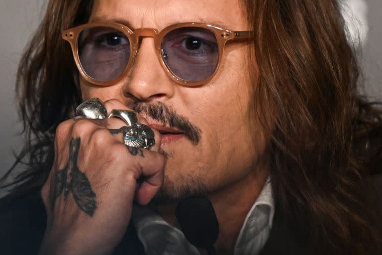 Johnny Depp: tras ser encontrado inconsciente en un hotel de Budapest, reapareció públicamente usando un bastón