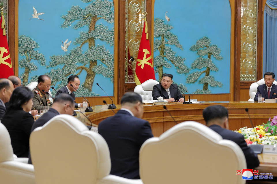 北韓中央通信社（KCNA）27日報導，立法機構已將北韓作為核武國家的地位列入憲法之中，領導人金正恩（後排右2）更強調「任何人都不得藐視」。（KCNA/路透社資料照）