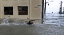 <p>Un hombre nada por una calle inundada de la capital hoy, domingo 10 de septiembre del 2017, en La Habana, Cuba. El huracán Irma se aleja a una velocidad de 13 kilómetros por hora de Cuba tras dejar “severas” inundaciones costeras en la noche por todo el litoral norte del occidente, donde se ubican La Habana y el polo turístico de Varadero, pero sus efectos aún se sentirán hoy con fuertes lluvias. EFE/Ernesto Mastrascusa </p>