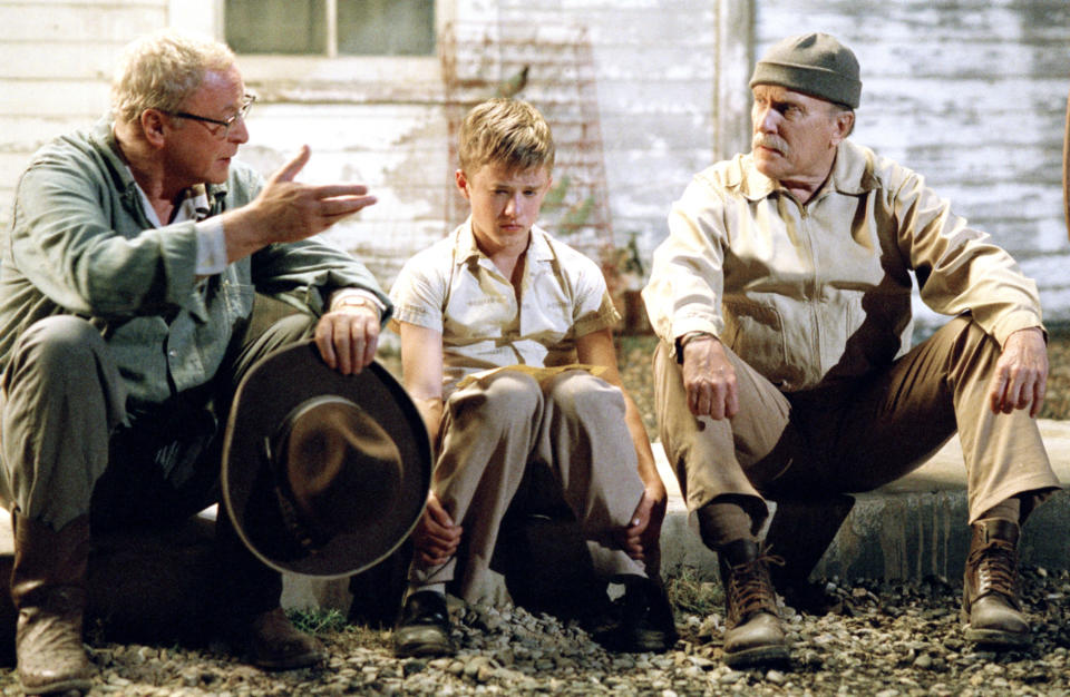 Michael Caine, Haley Joel Osment, Robert Duval sitting on a stoop talking