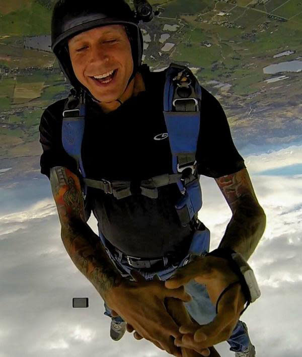 Take that, Galaxy S5: iPhone survives being dropped while skydiving