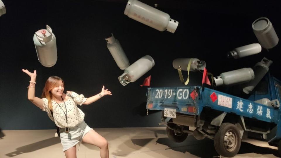 奇美博物館目前正展出「跳出格子吧！機器x材料x藝術超展開」，藝術家廖建忠以木作，做出堆高機、瓦斯桶，營造出車輛撞擊後，所載物件飛越靜止於空中一瞬間場景，令人驚豔。
