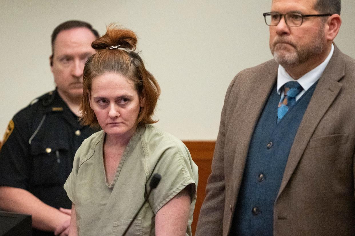 Oct 30, 2023; Columbus, Ohio, USA; Accused serial killer Rebecca Auborn, 33, of the Northeast Side of Columbus, waves bond during her arraignment.