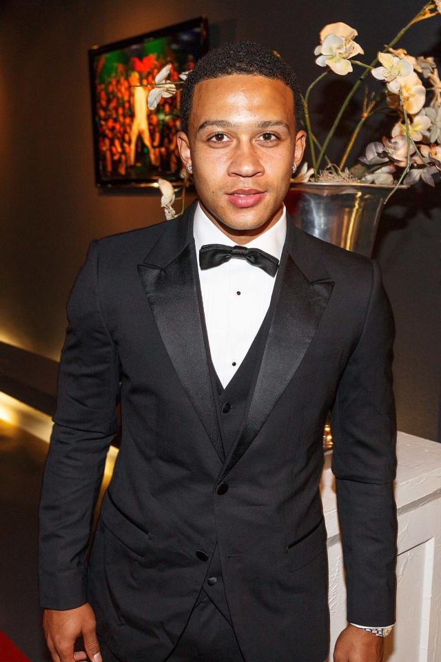 Memphis Depay's girlfriend shows off his special jacket with HER