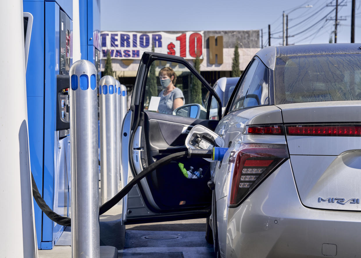 Una automovilista llena su Toyota Mirai, un vehículo que funciona con hidrógeno, en Fountain Valley, California, el 14 de octubre de 2020. (Philip Cheung/The New York Times)