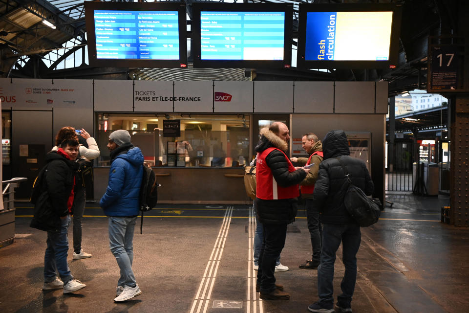 La situation s’améliore, mais demeure compliquée à la SNCF et dans le RER vendredi 17 mars, 11e jour de la grève reconductible. 