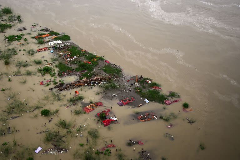 El aumento del nivel del agua del río Ganges lava la escasa capa de suelo que revela las tumbas para víctimas de coronavirus