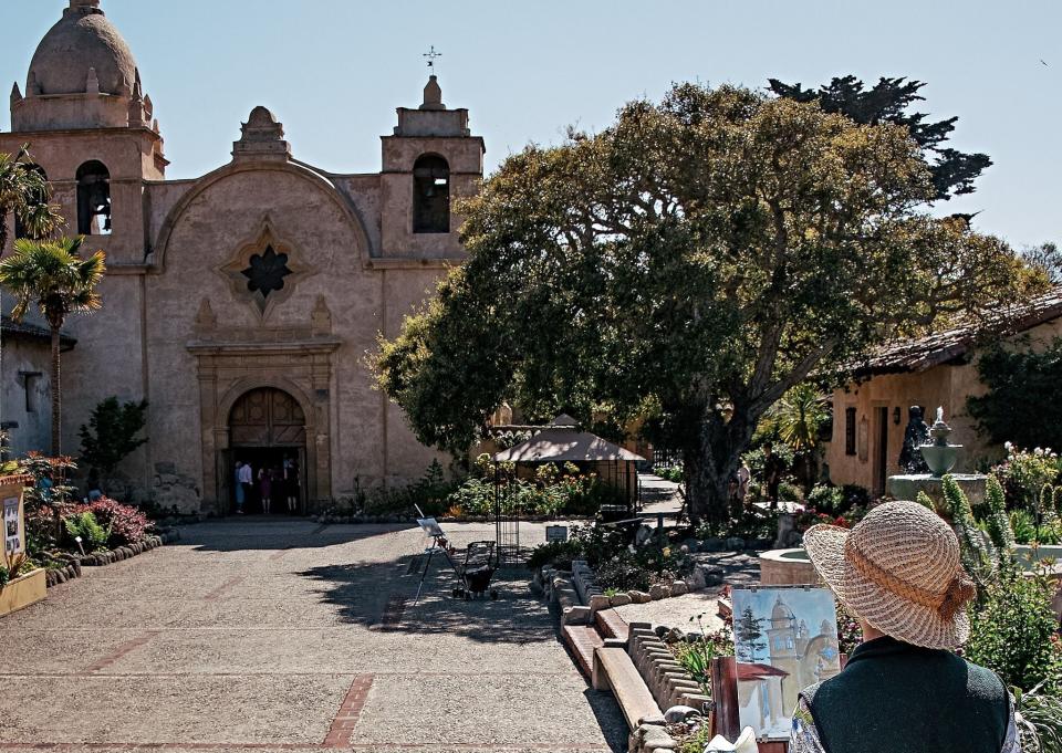 La Misión Carmel, una joya de las nueve misiones de Junípero Serra en California, es uno de los atractivos principales