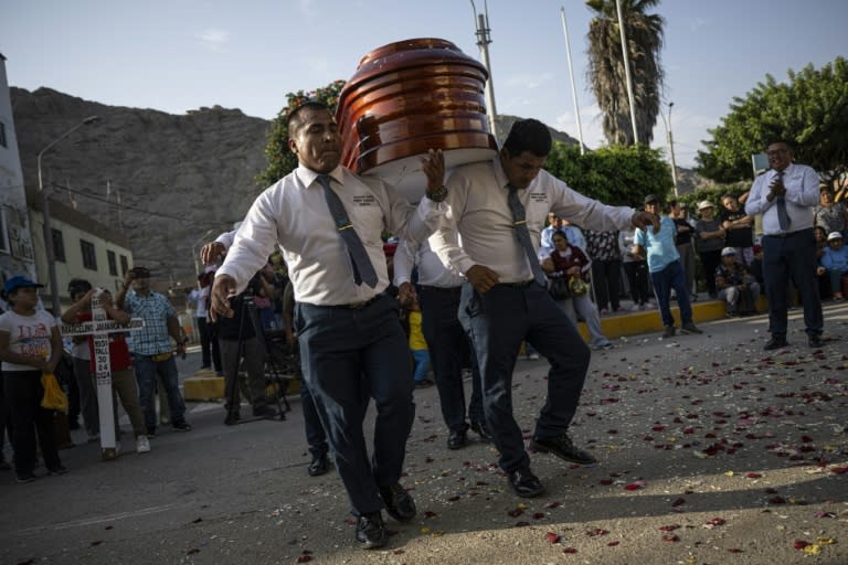 Los "bailarines de la muerte" en su cortejo fúnebre en la ciudad de Huacho, en Perú, el 2 de mayo de 2024. (Ernesto BENAVIDES)