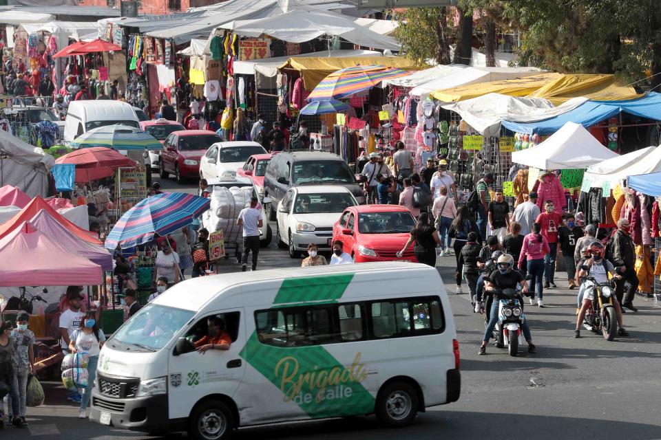 CIUDAD DE MÉXICO.- 26 de diciembre de 2020. En Tepito ignoran el llamado de las autoridades ante el semáforo rojo por la pandemia de Covid-19 e instalan puestos ambulantes, sin respetar la sana distancia. Foto: Agencia EL UNIVERSAL/Juan Boites/EELG 