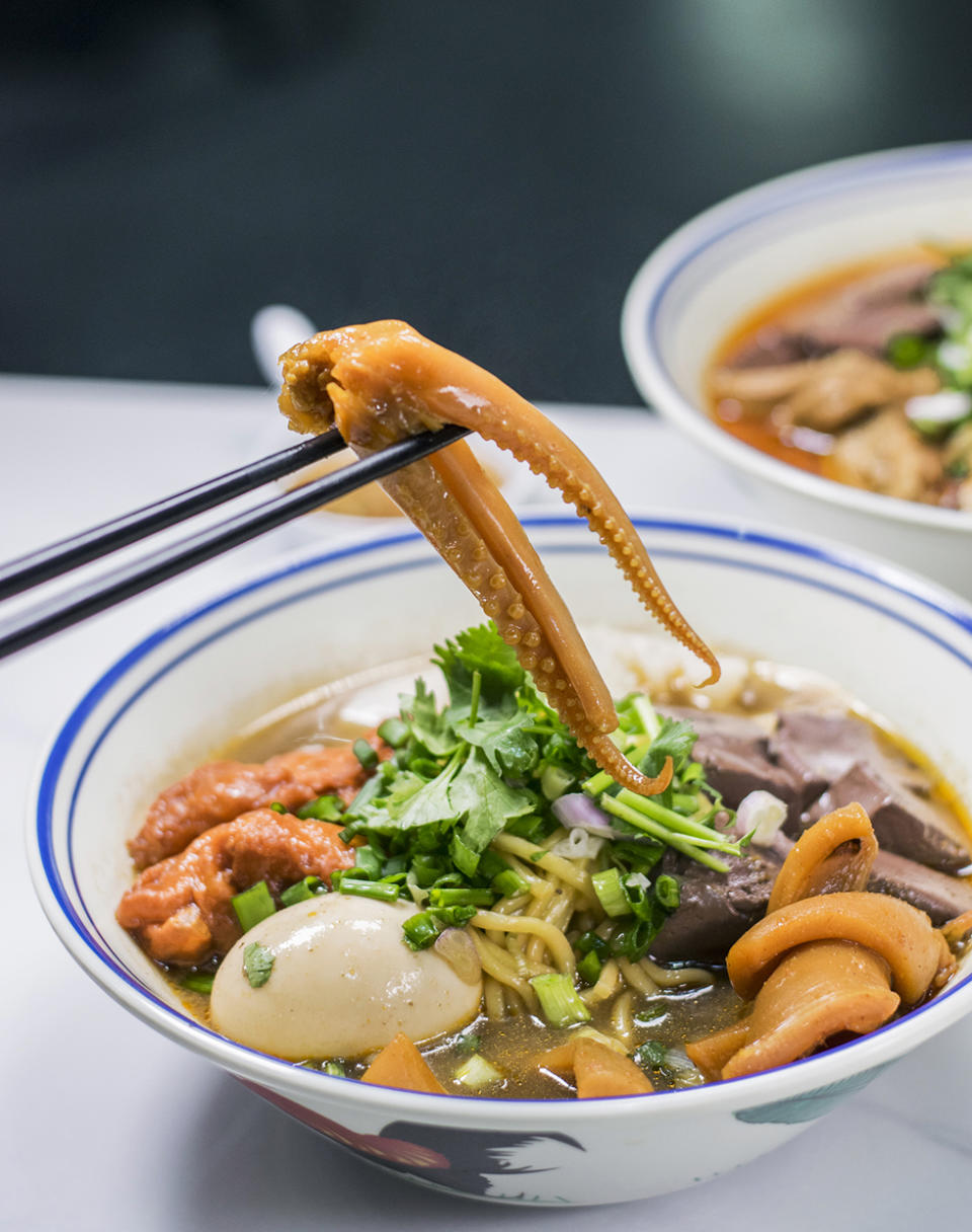 灣仔美食︱車仔麵店特色泰式船麵湯底  $58抵食五餸麵/清新泰式酸辣汁