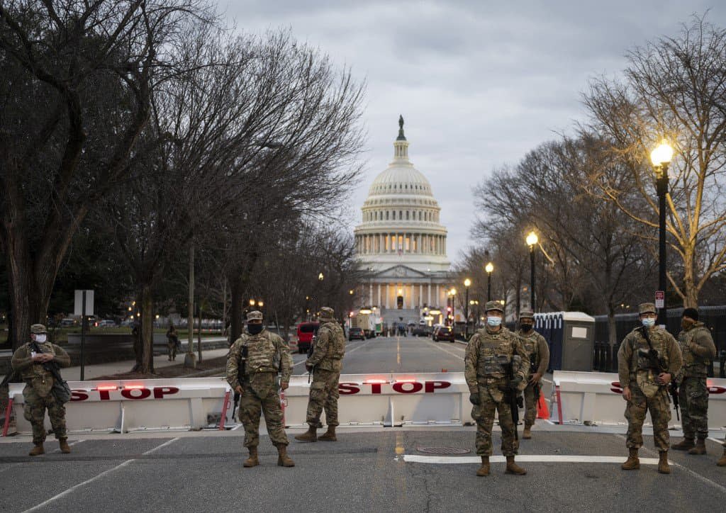 Des militaires en faction devant le Capitole, à Washington, le 17 janvier 2021. - ANDREW CABALLERO-REYNOLDS