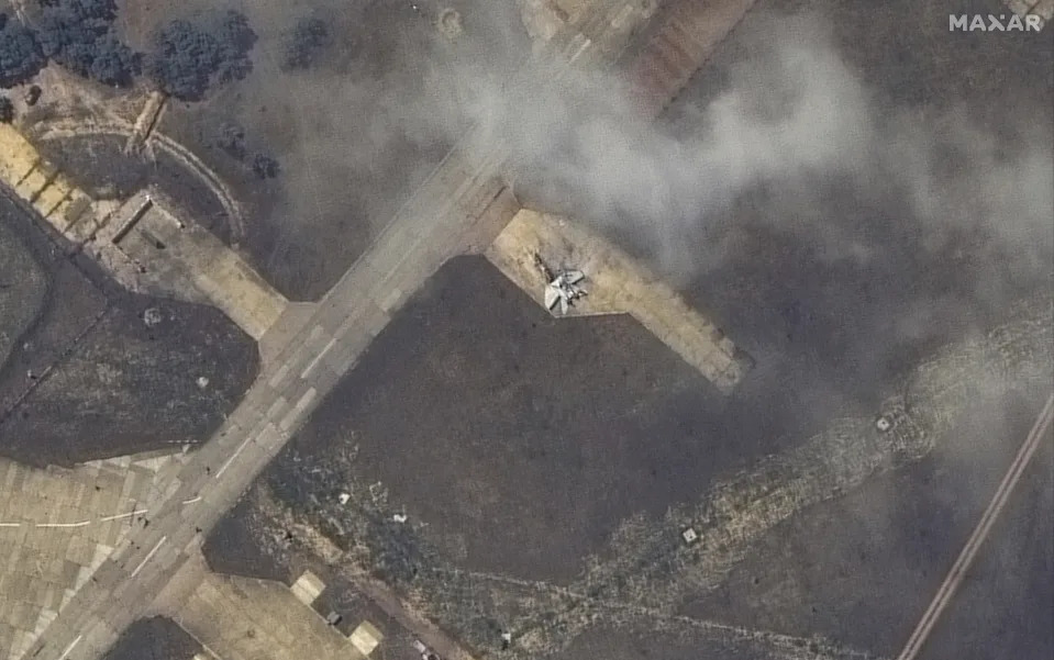 Hình ảnh này do Maxar Technologies công bố cho thấy một chiếc máy bay bị hư hỏng, có thể là máy bay chiến đấu MiG 31, tại căn cứ không quân Belbek, gần Sevastopol, ở Crimea, Thứ Năm, ngày 16 tháng 5 năm 2024. (Hình ảnh vệ tinh ©2024 Maxar Technologies qua AP)