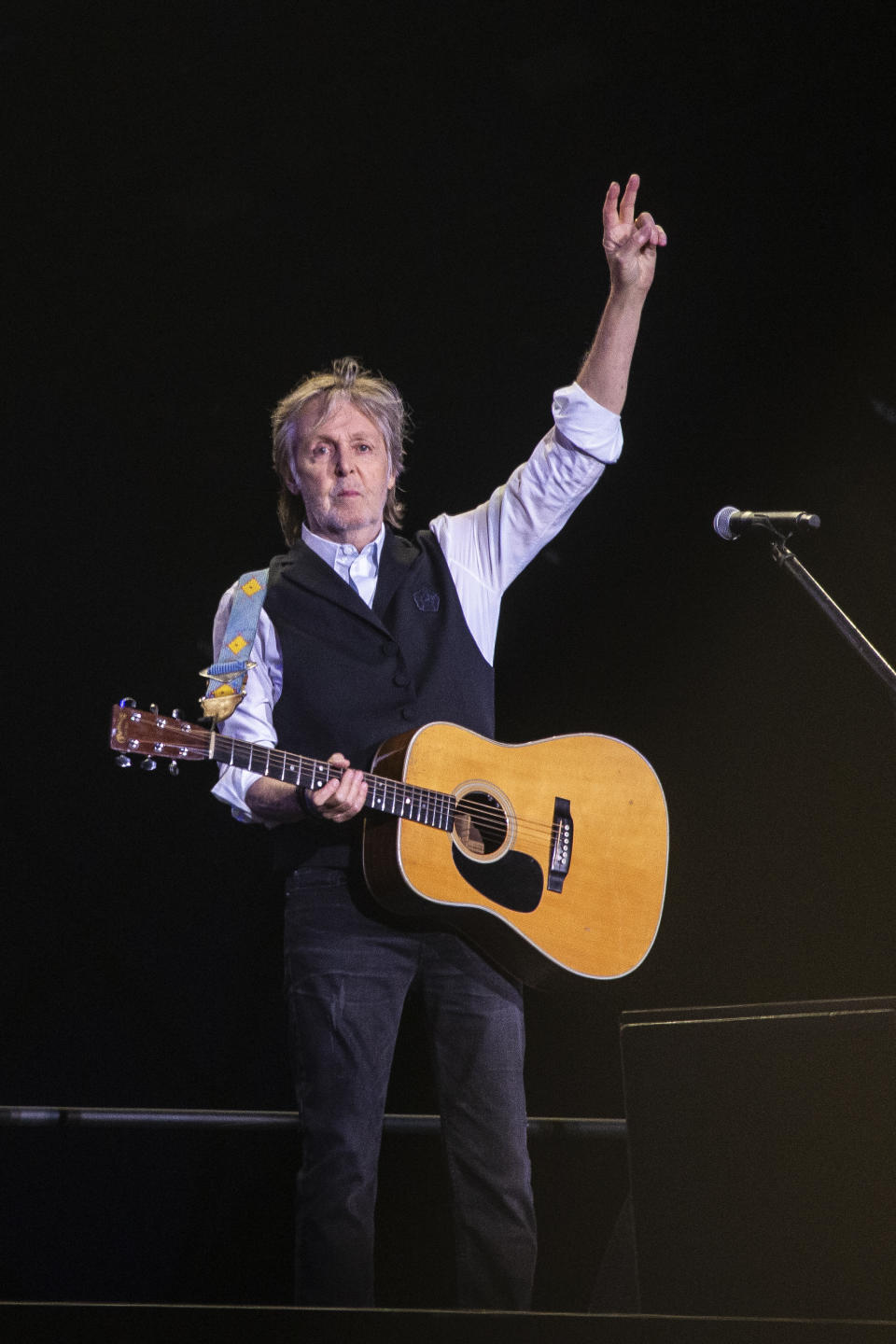 Paul McCartney canta en el Festival de Glastonbury en Worthy Farm, Somerset, Inglaterra, el sábado 25 de junio de 2022. (Foto de Joel C Ryan/Invision/AP)