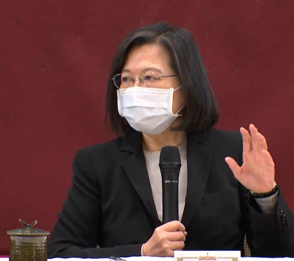 國安高層研議多時的「強化全民國防兵力結構調整方案」方案，27日上午10時的國安高層會議，總統蔡英文做最後拍板，並於下午3時30分，於總統府召開記者會，向社會各界報告並接受媒體提問。（截圖直播畫面）