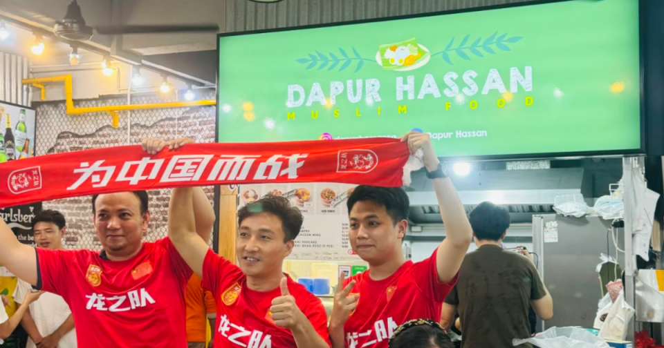 Dapur Hasaan - fans from China in front of the stall